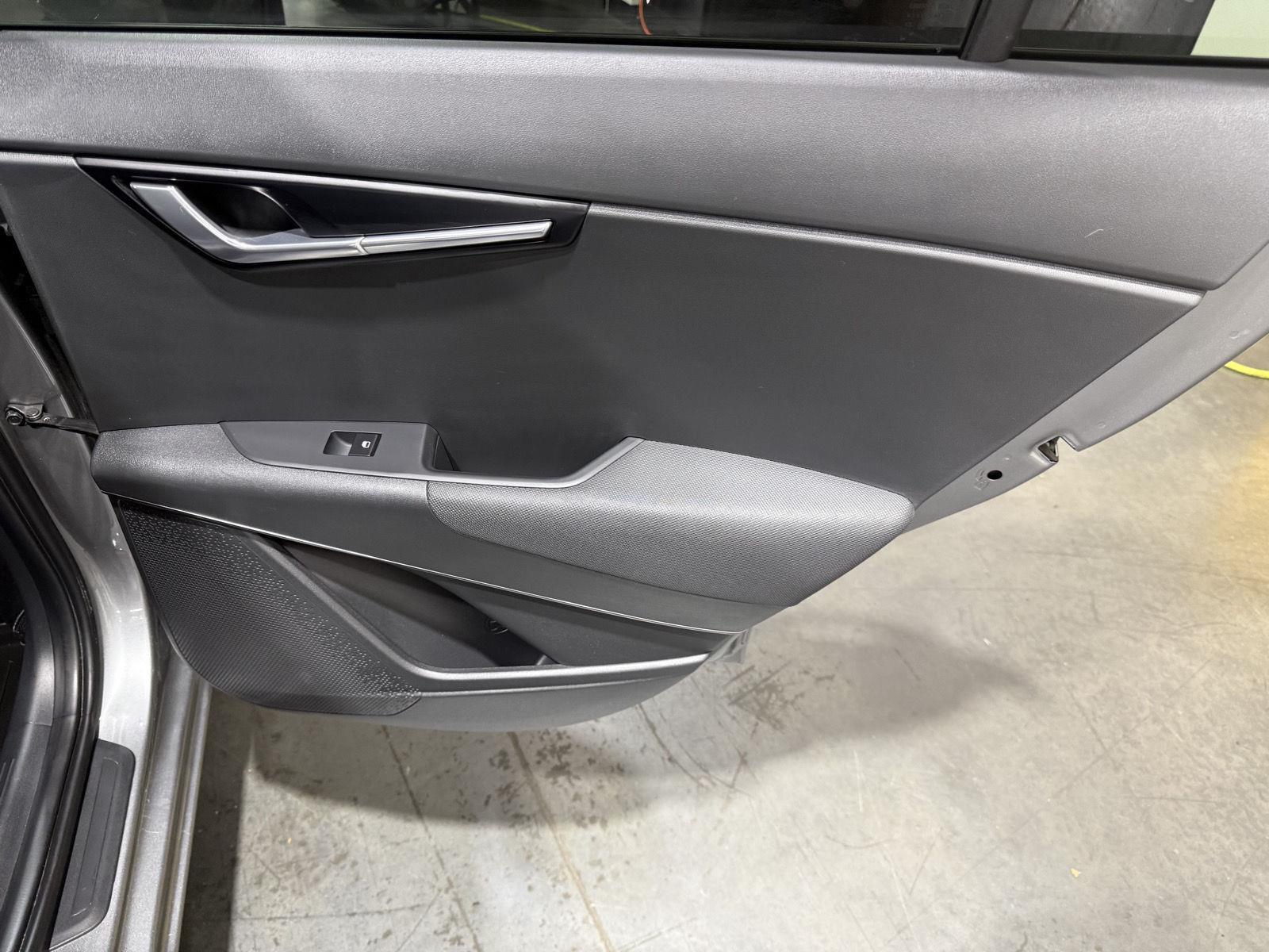 Vehicle photo 24