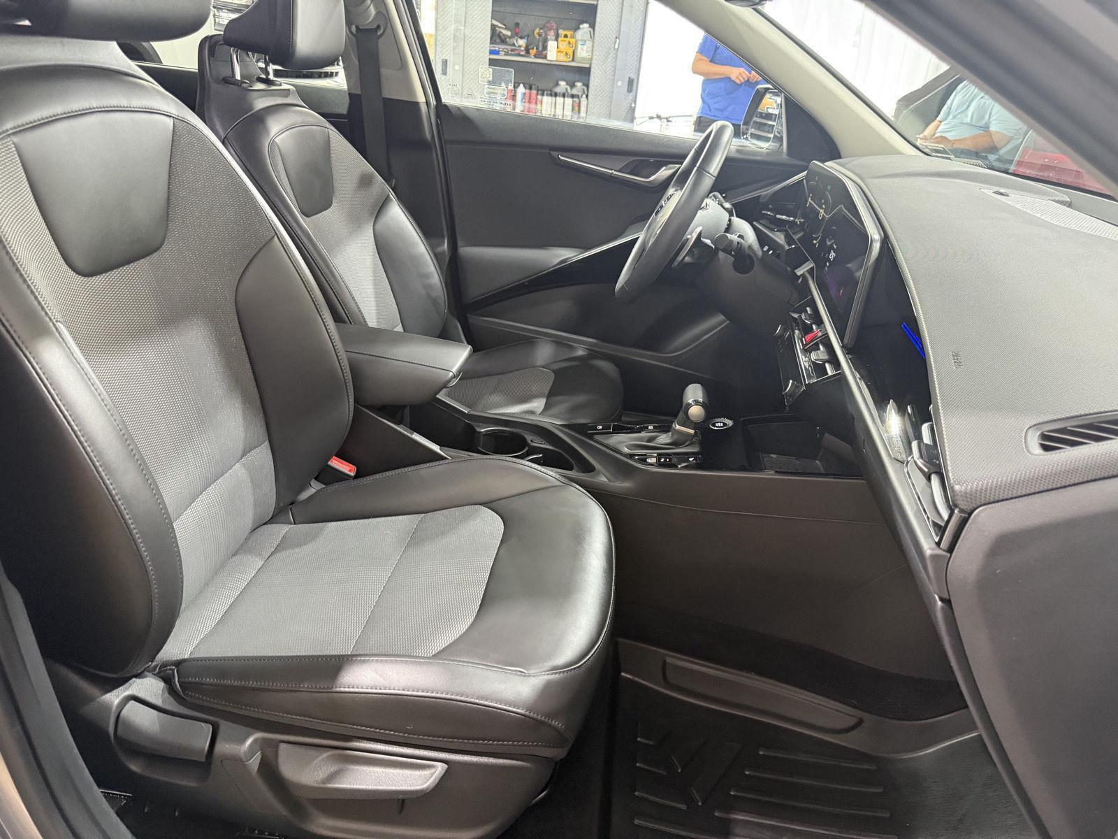 Vehicle photo 26