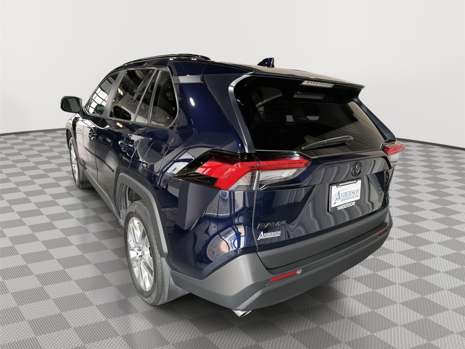 Vehicle photo 9