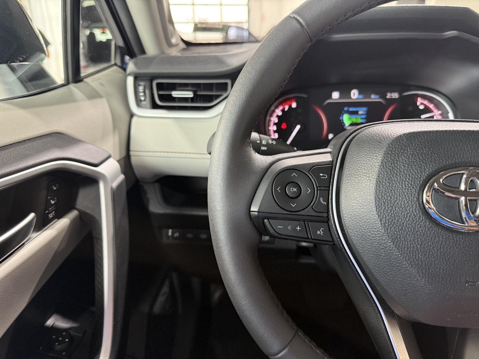 Vehicle photo 13