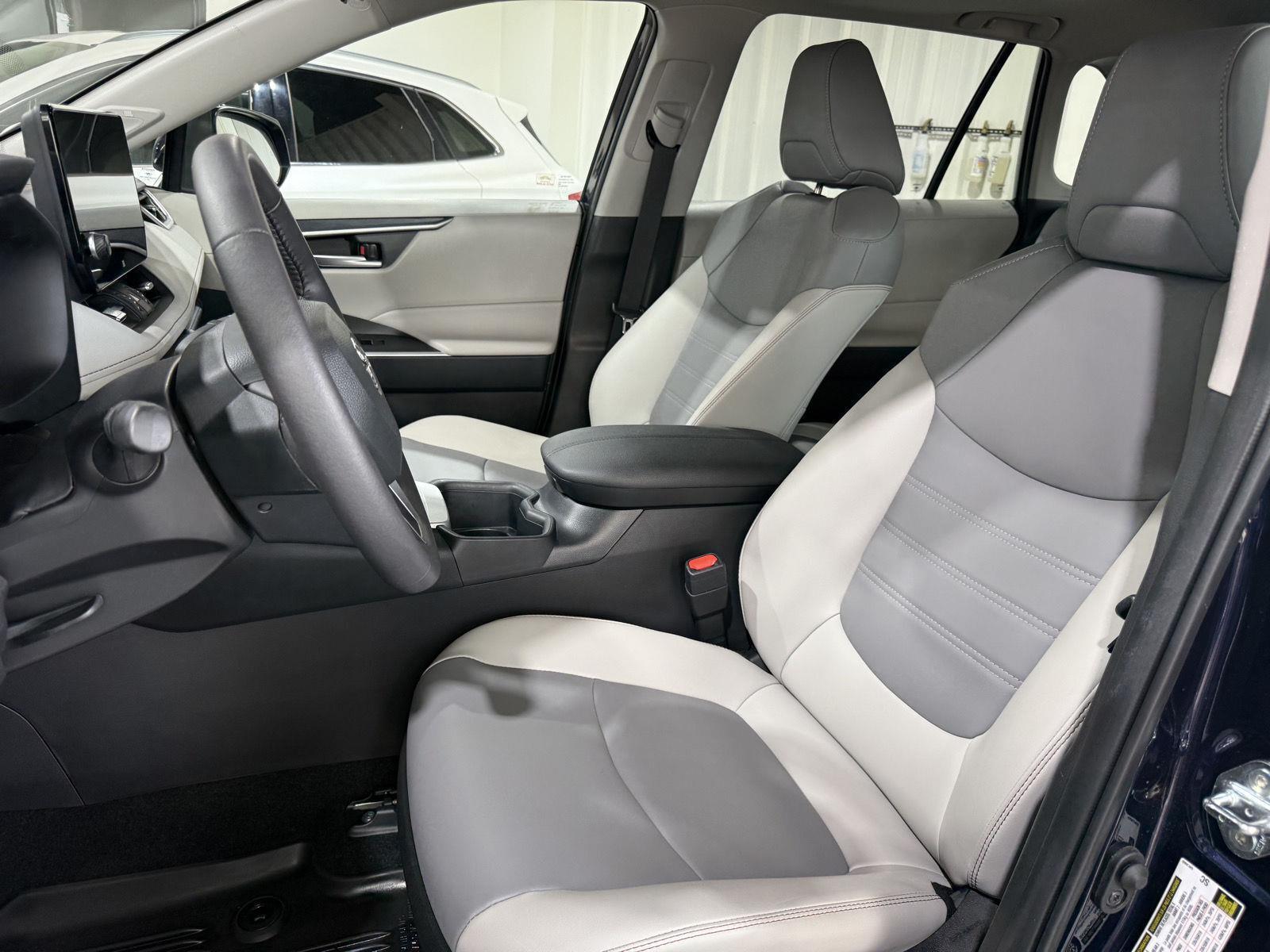 Vehicle photo 17