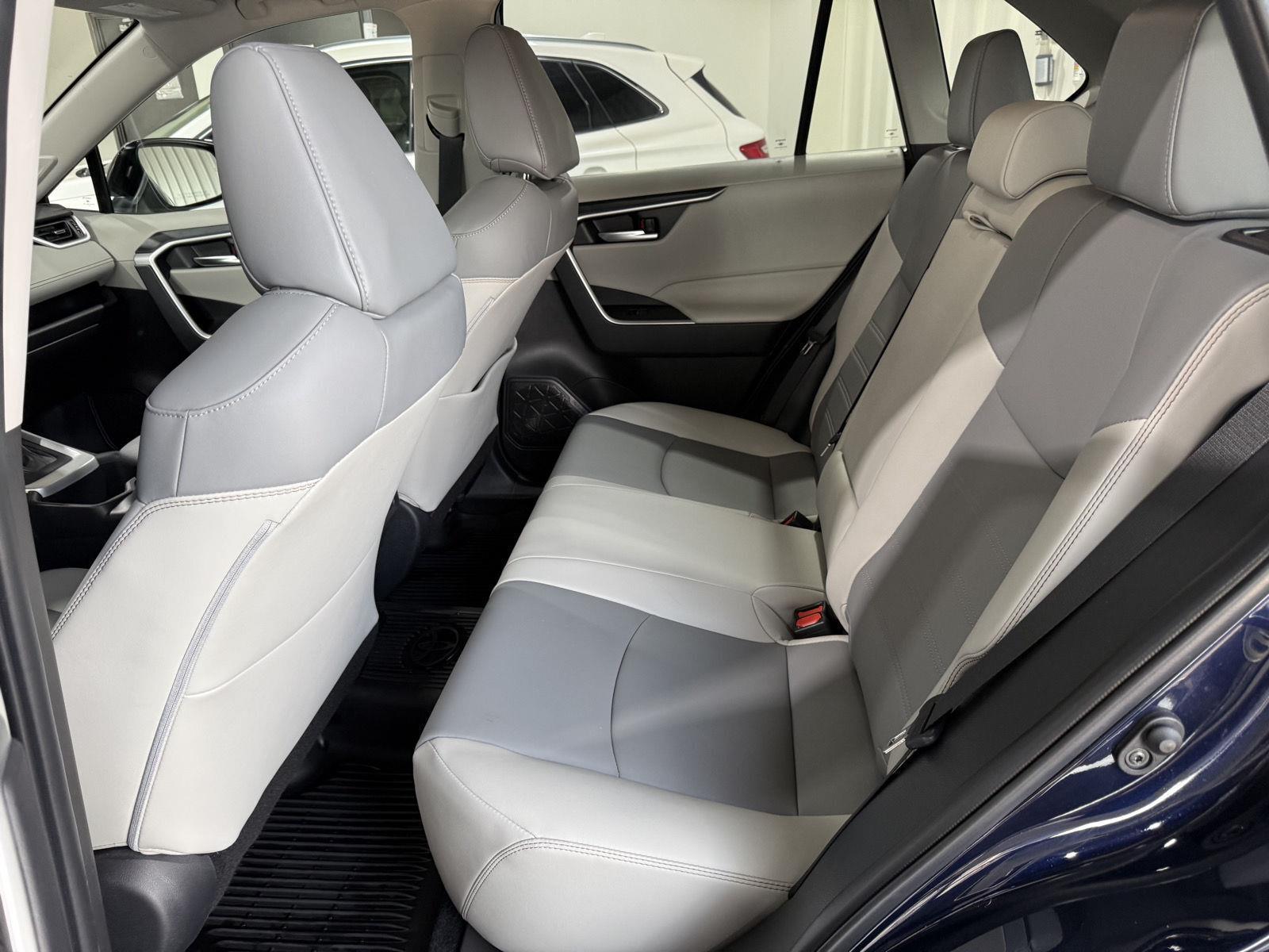 Vehicle photo 23