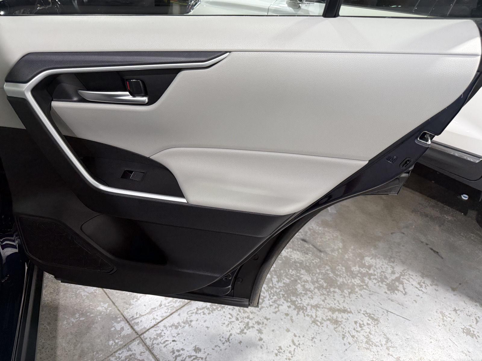 Vehicle photo 24
