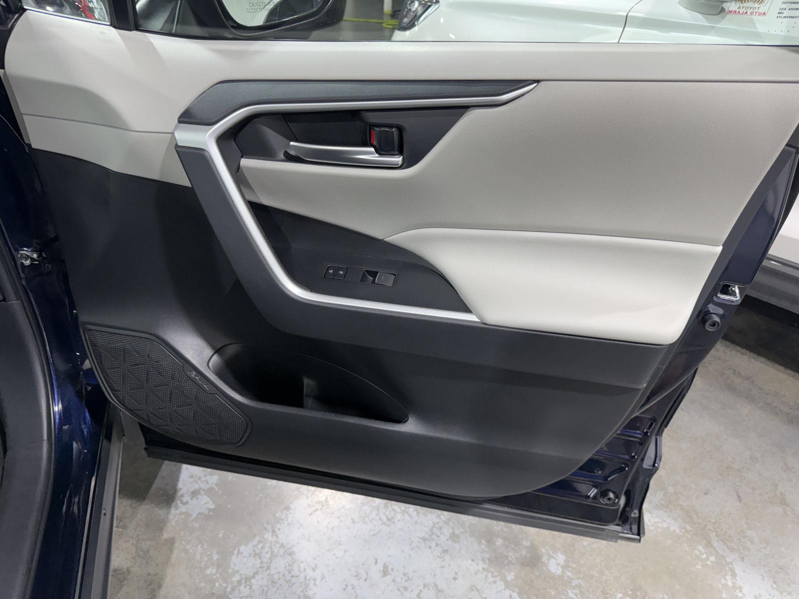 Vehicle photo 25