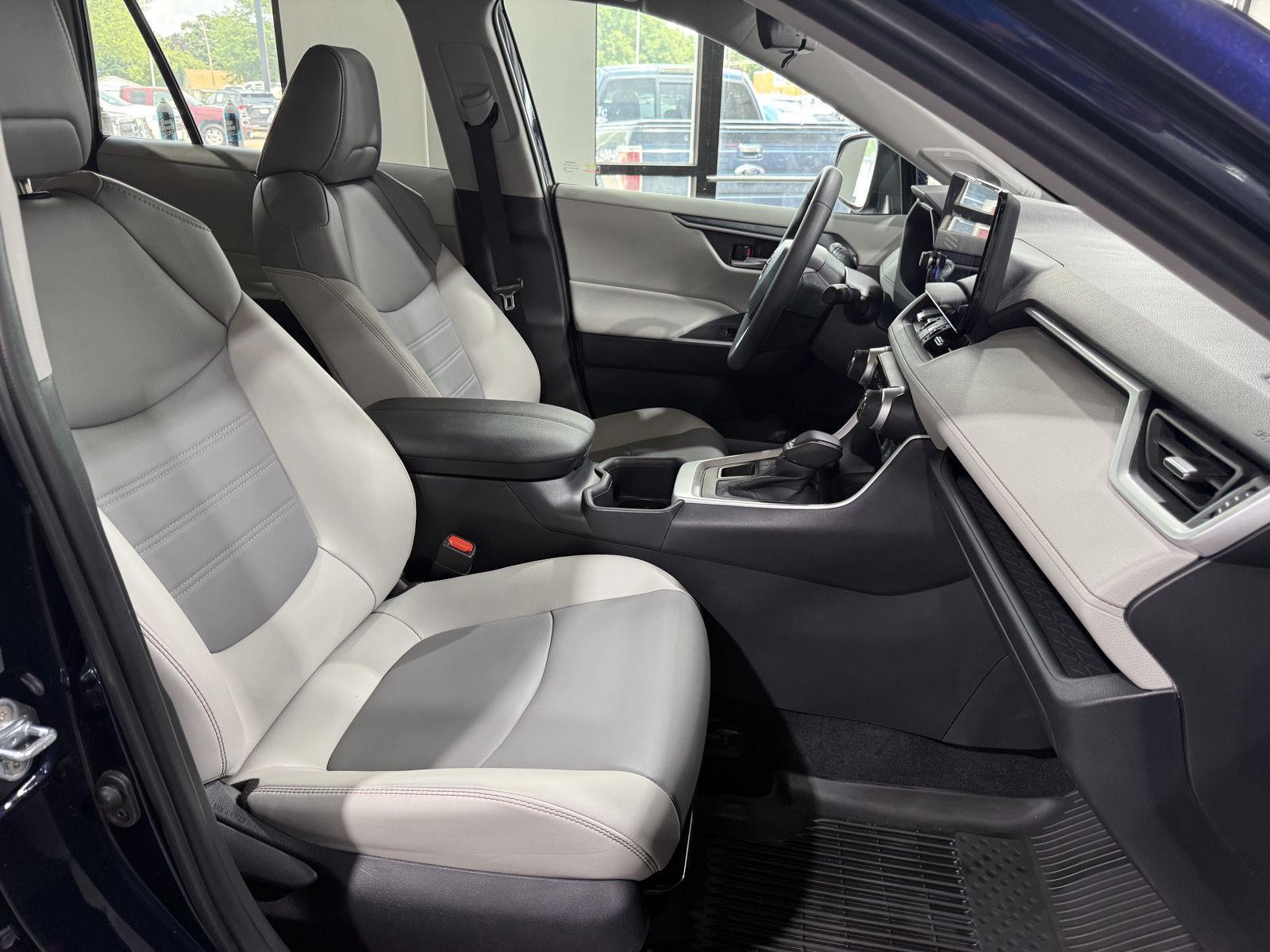 Vehicle photo 26