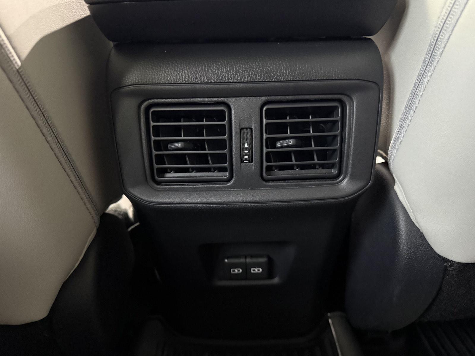Vehicle photo 32