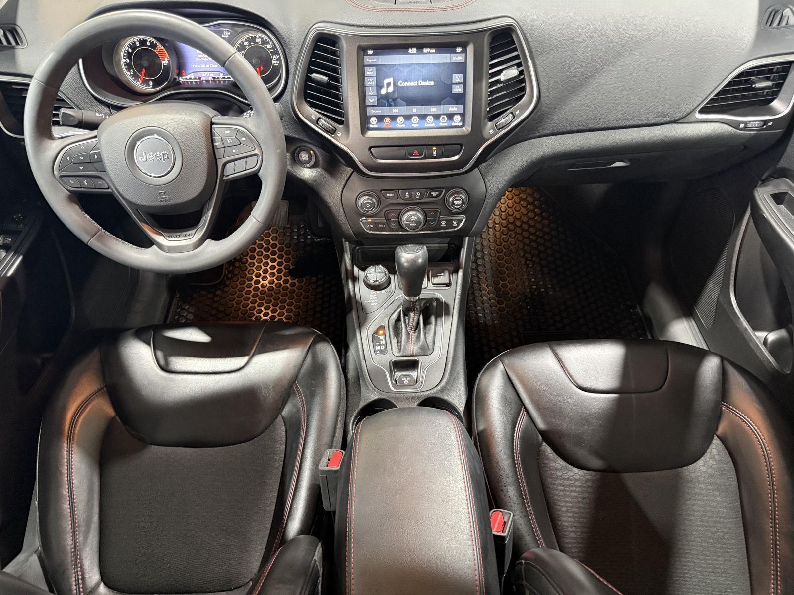 Vehicle photo 13
