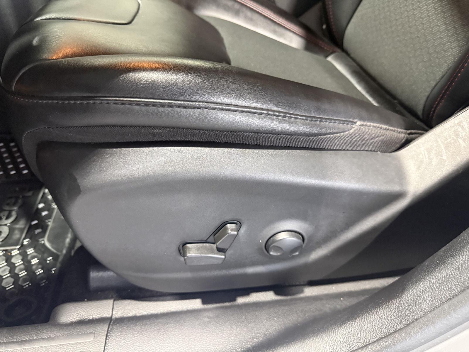 Vehicle photo 17