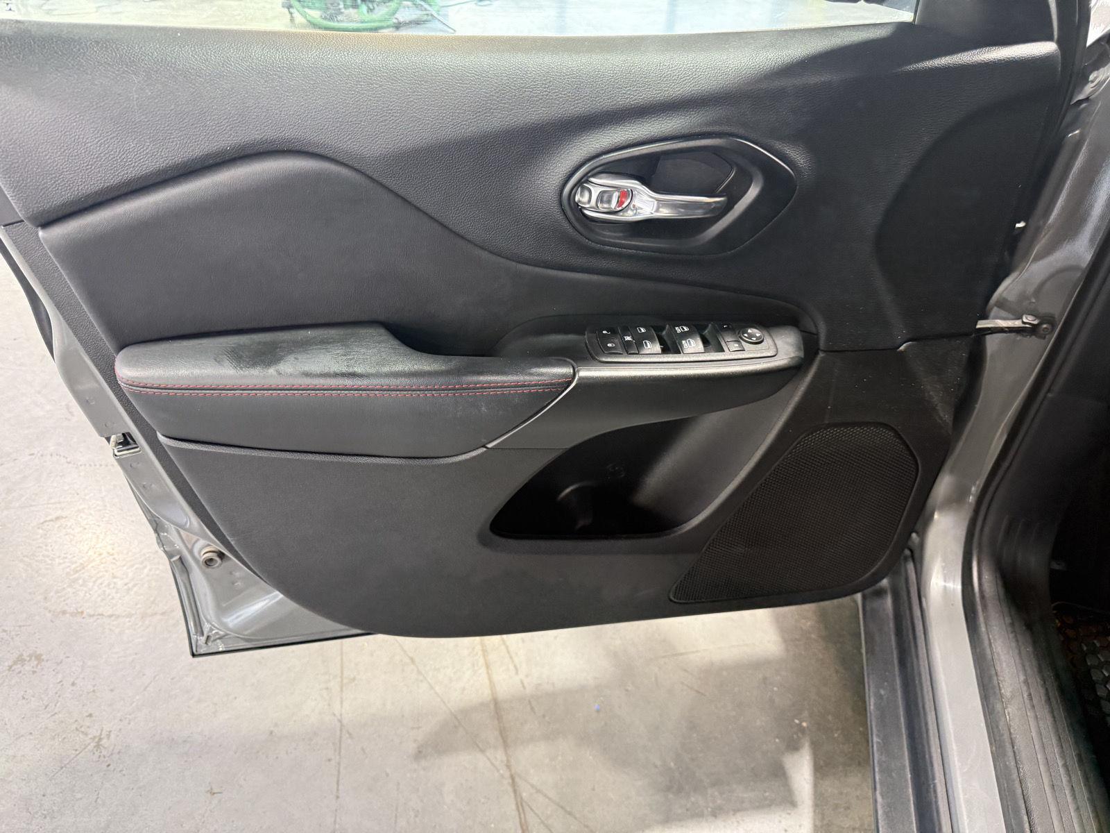 Vehicle photo 18