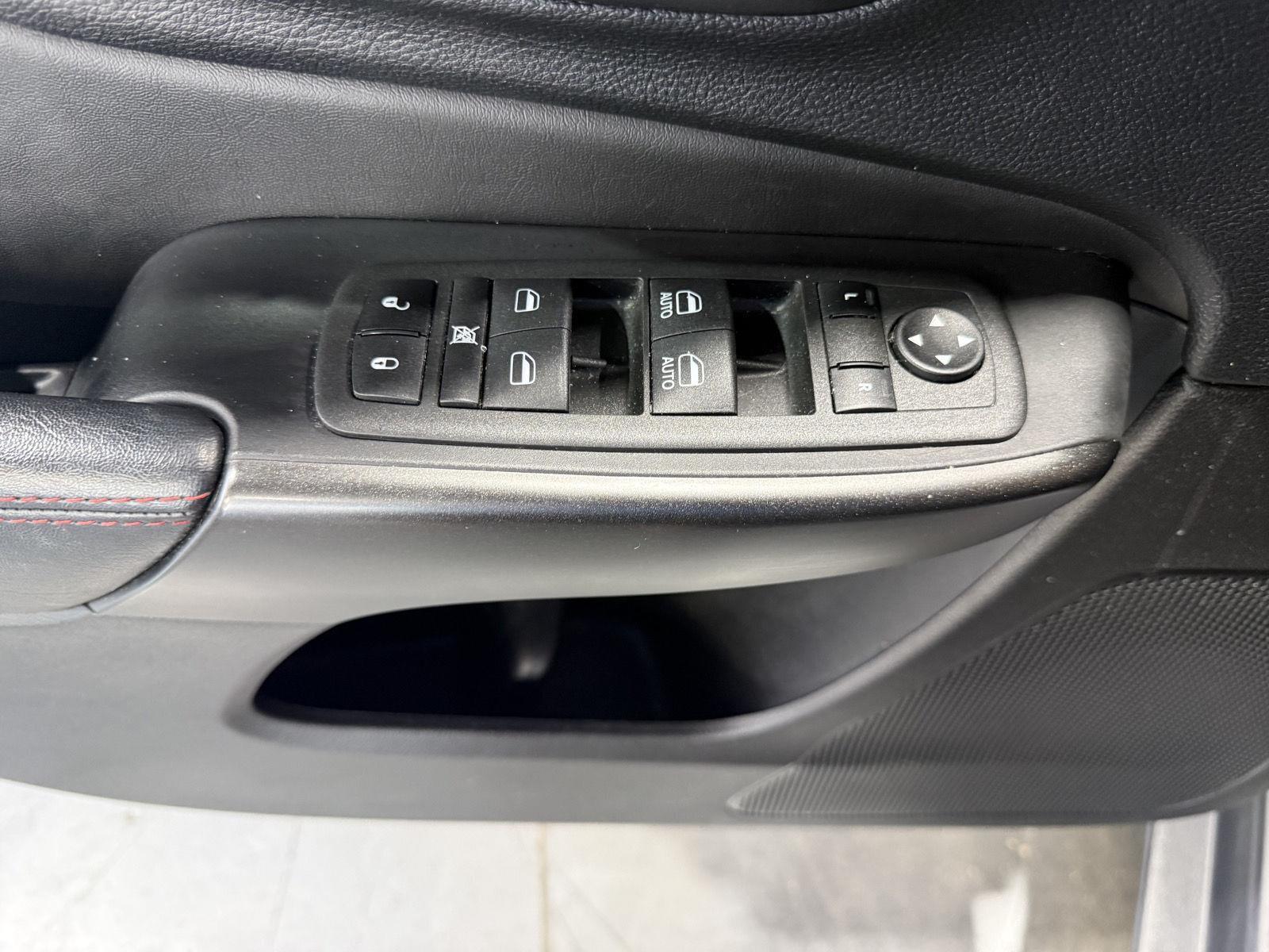 Vehicle photo 19