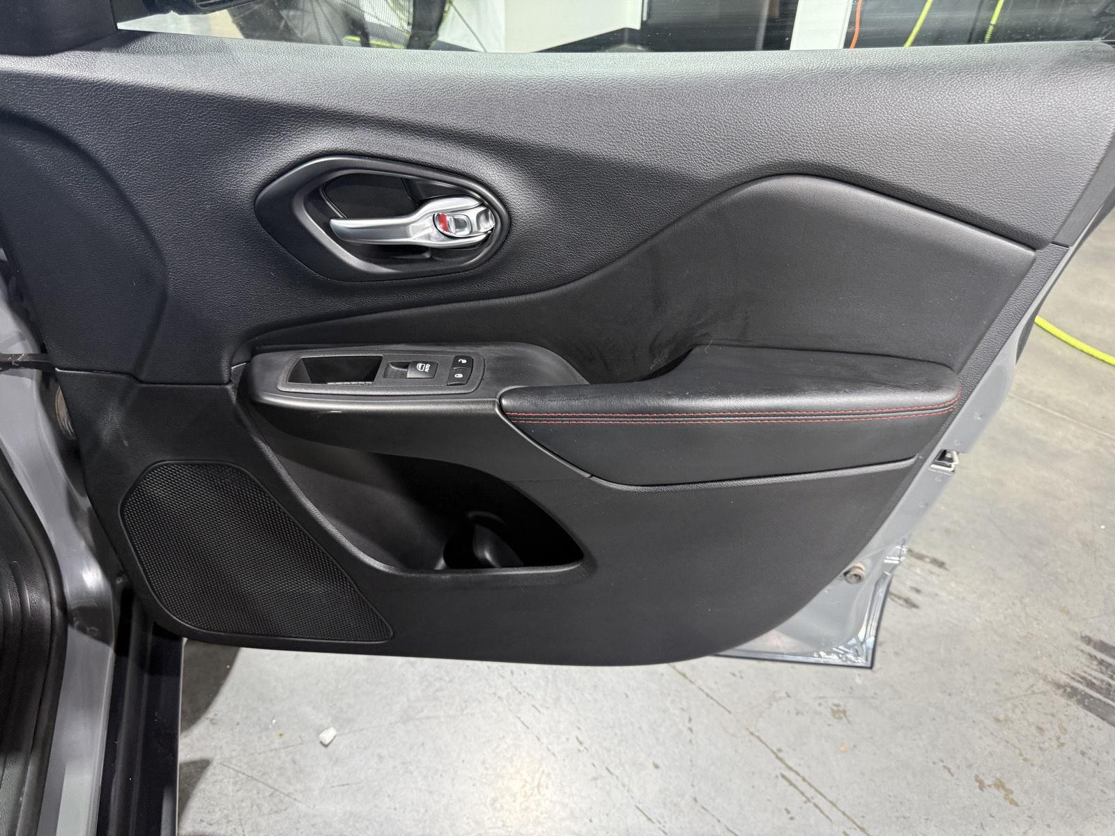 Vehicle photo 23