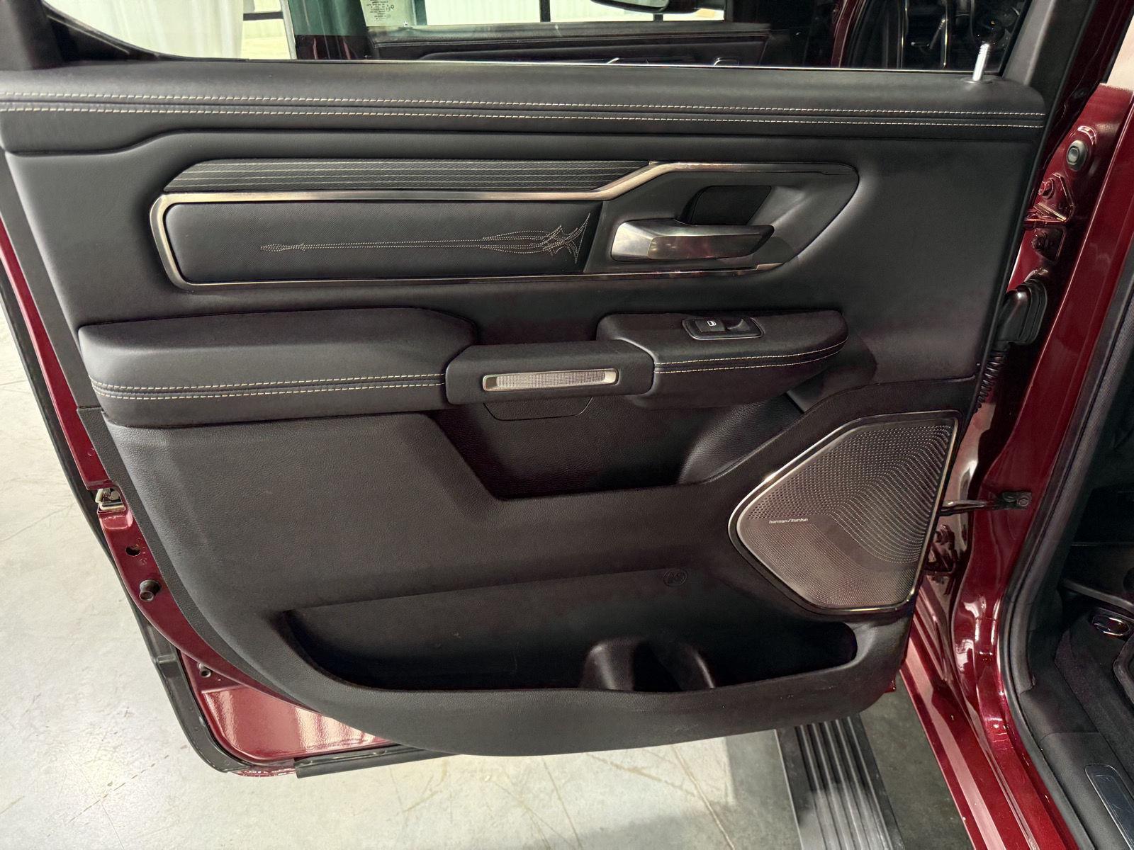 Vehicle photo 23