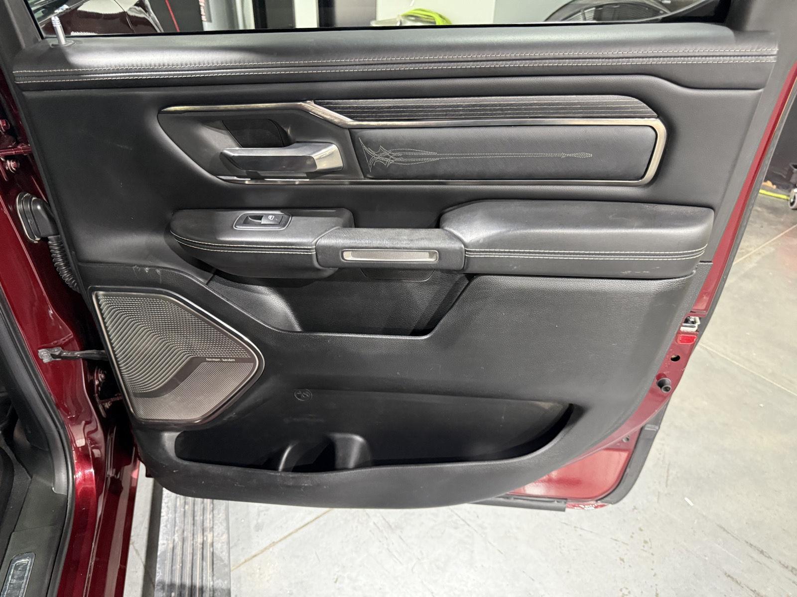 Vehicle photo 25