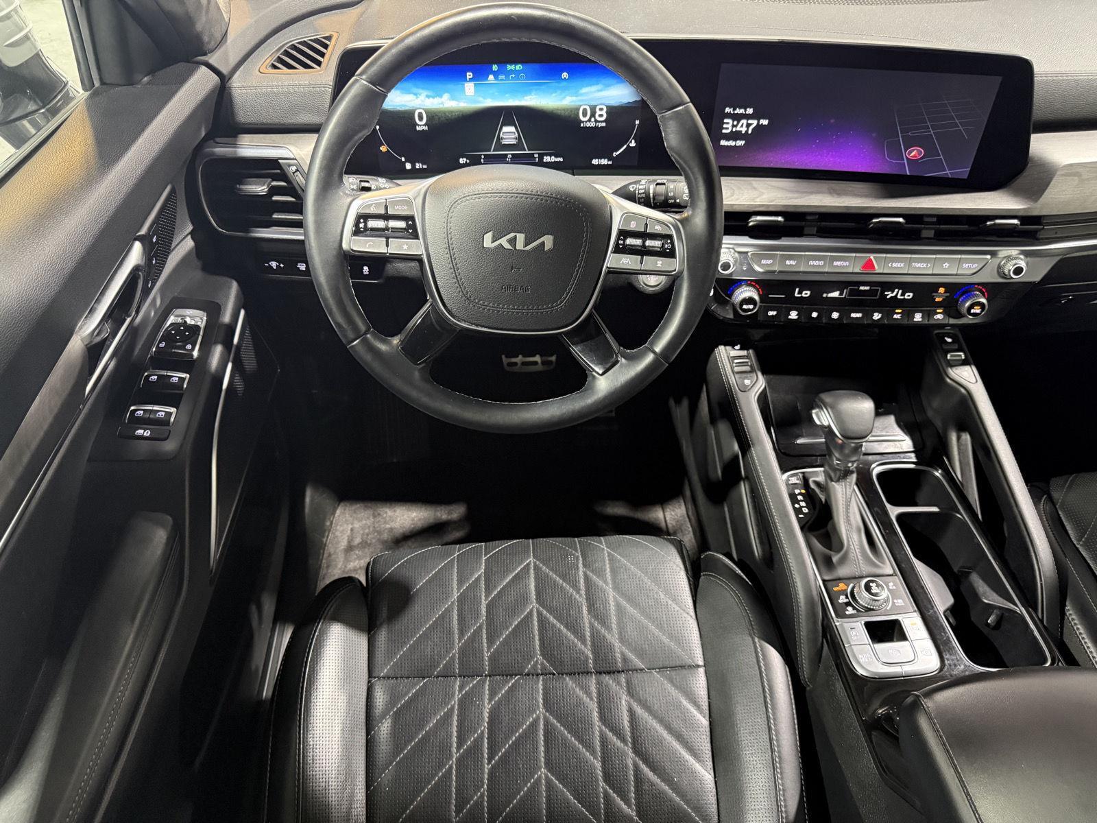 Vehicle photo 13
