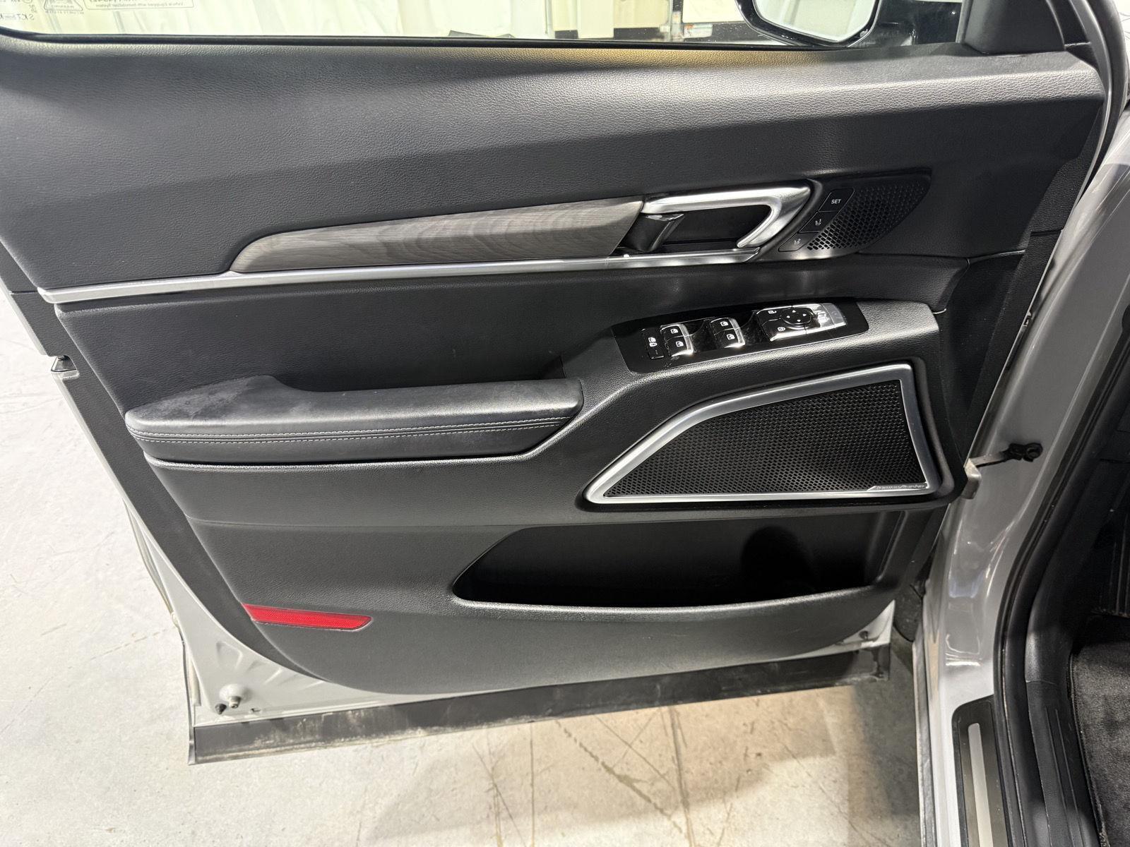 Vehicle photo 17