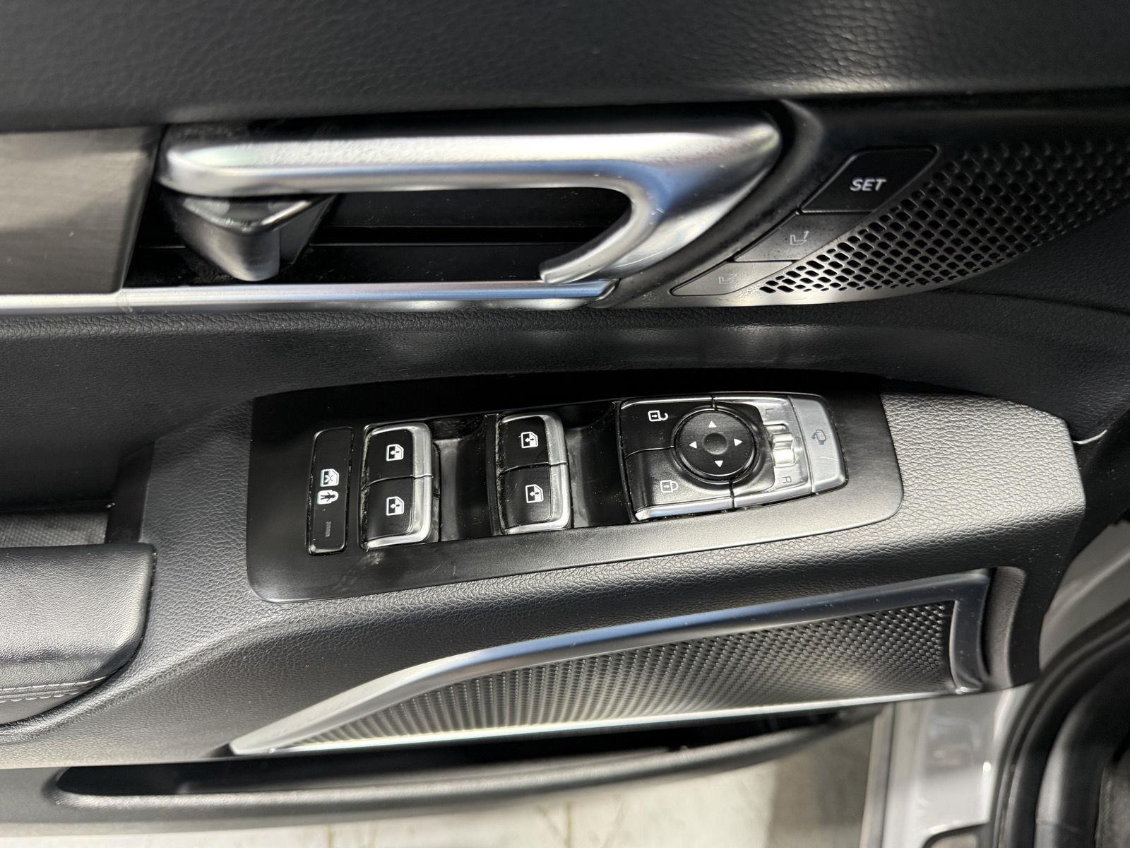 Vehicle photo 18