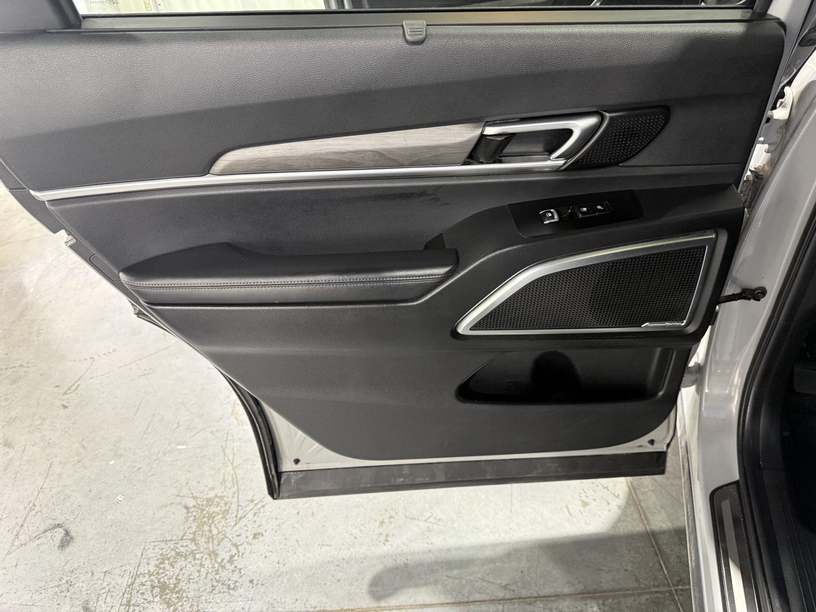 Vehicle photo 19