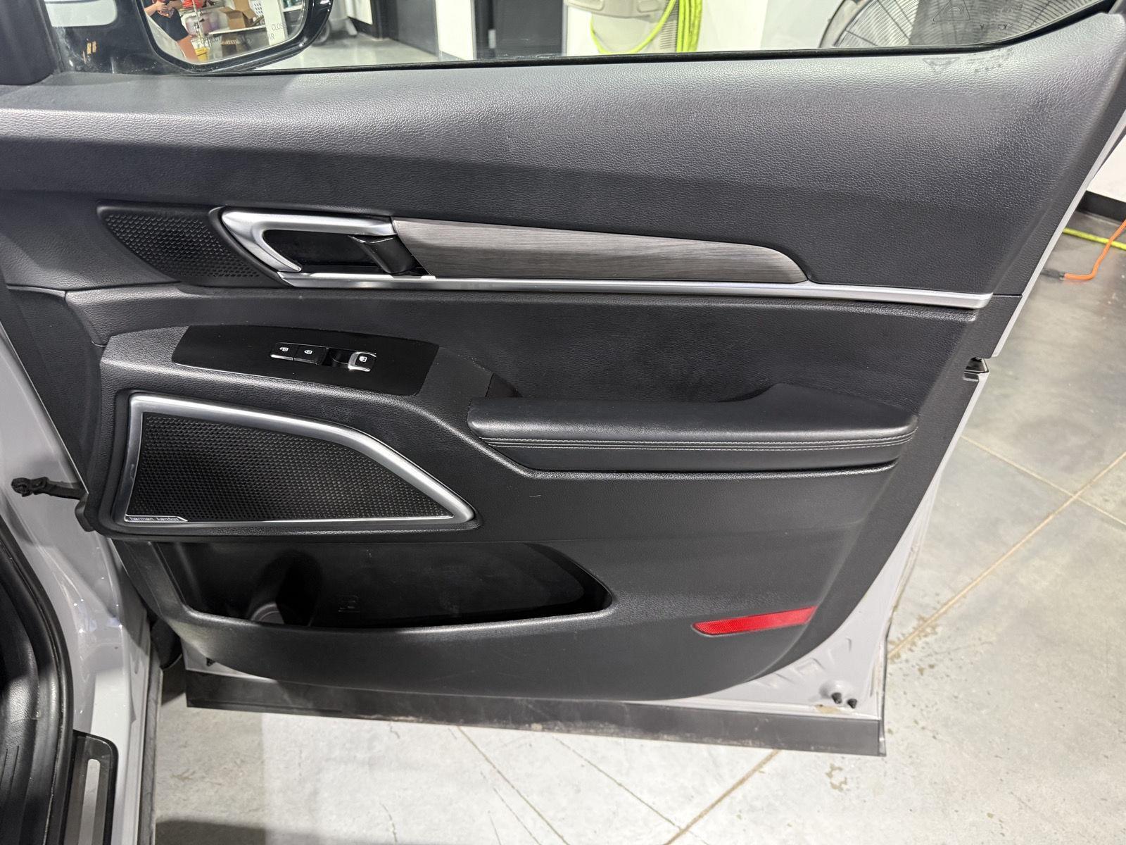 Vehicle photo 23