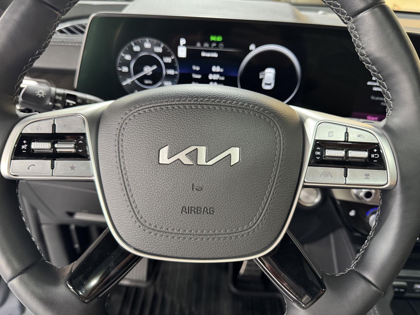 Vehicle photo 12