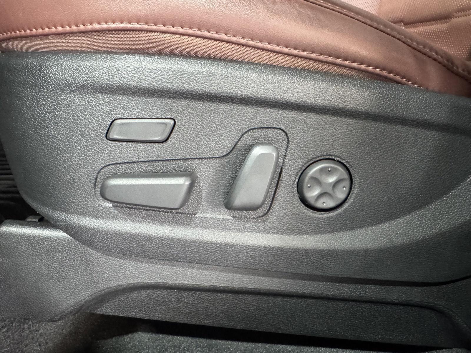 Vehicle photo 17