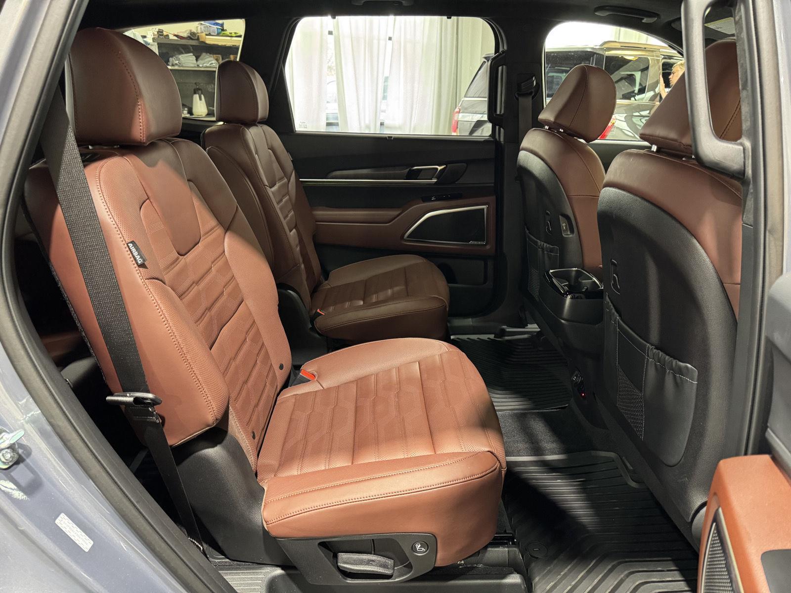 Vehicle photo 23