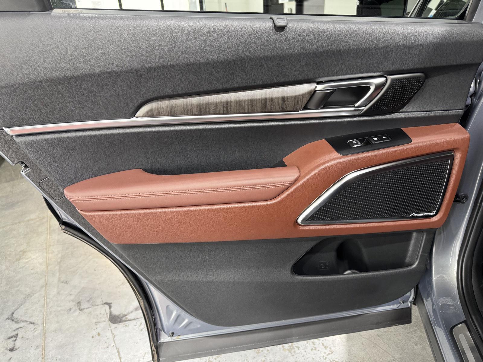 Vehicle photo 25