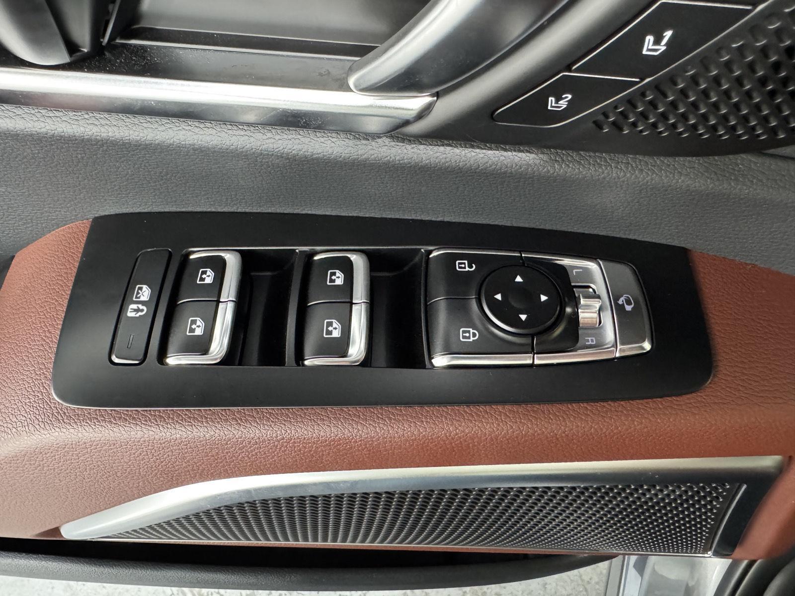 Vehicle photo 28