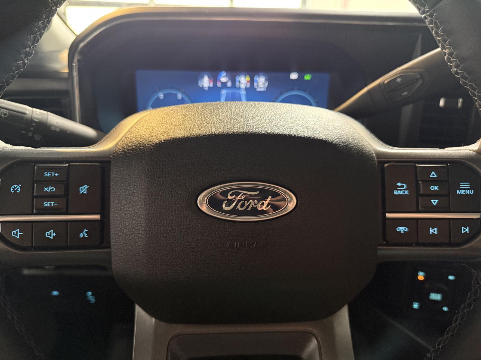 Vehicle photo 13