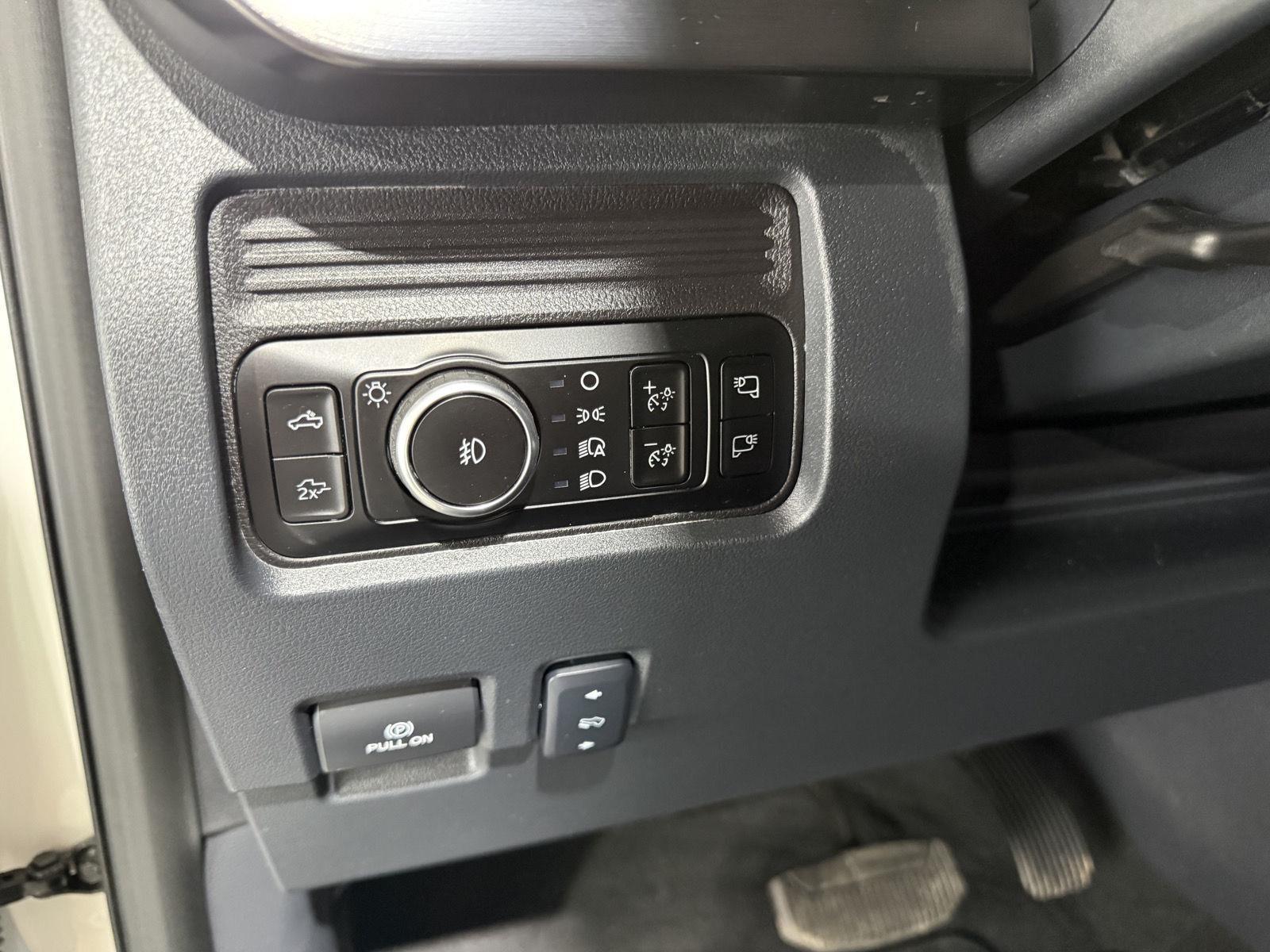 Vehicle photo 16