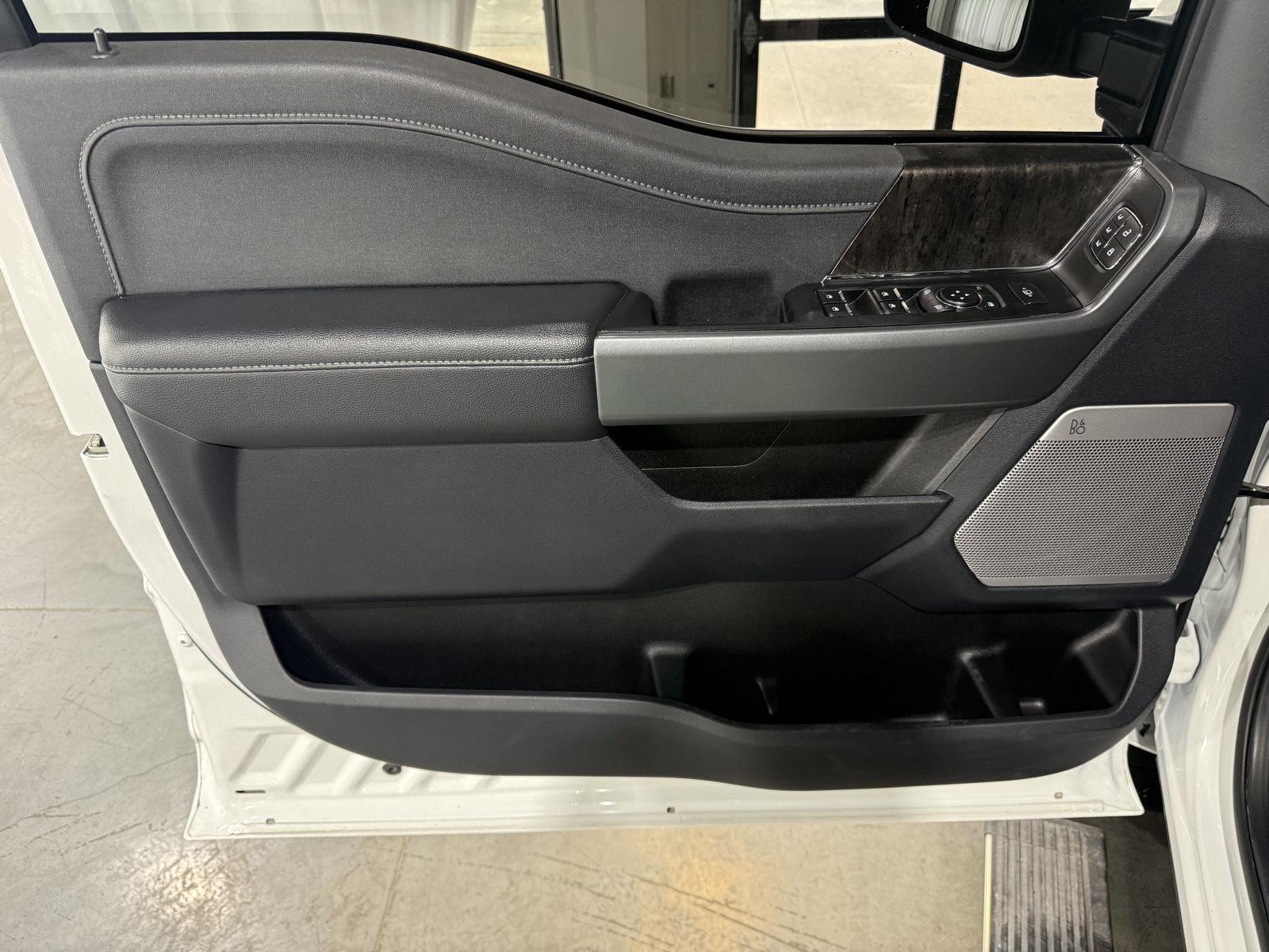 Vehicle photo 22