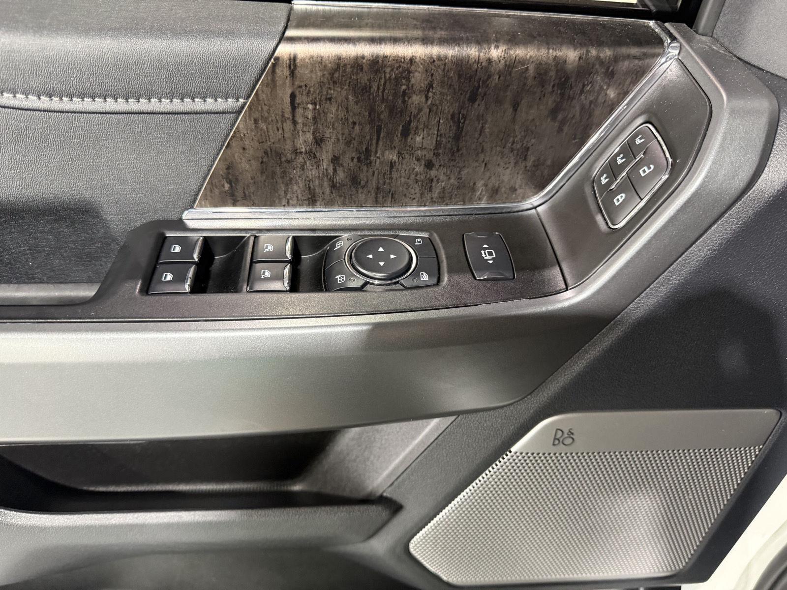 Vehicle photo 23