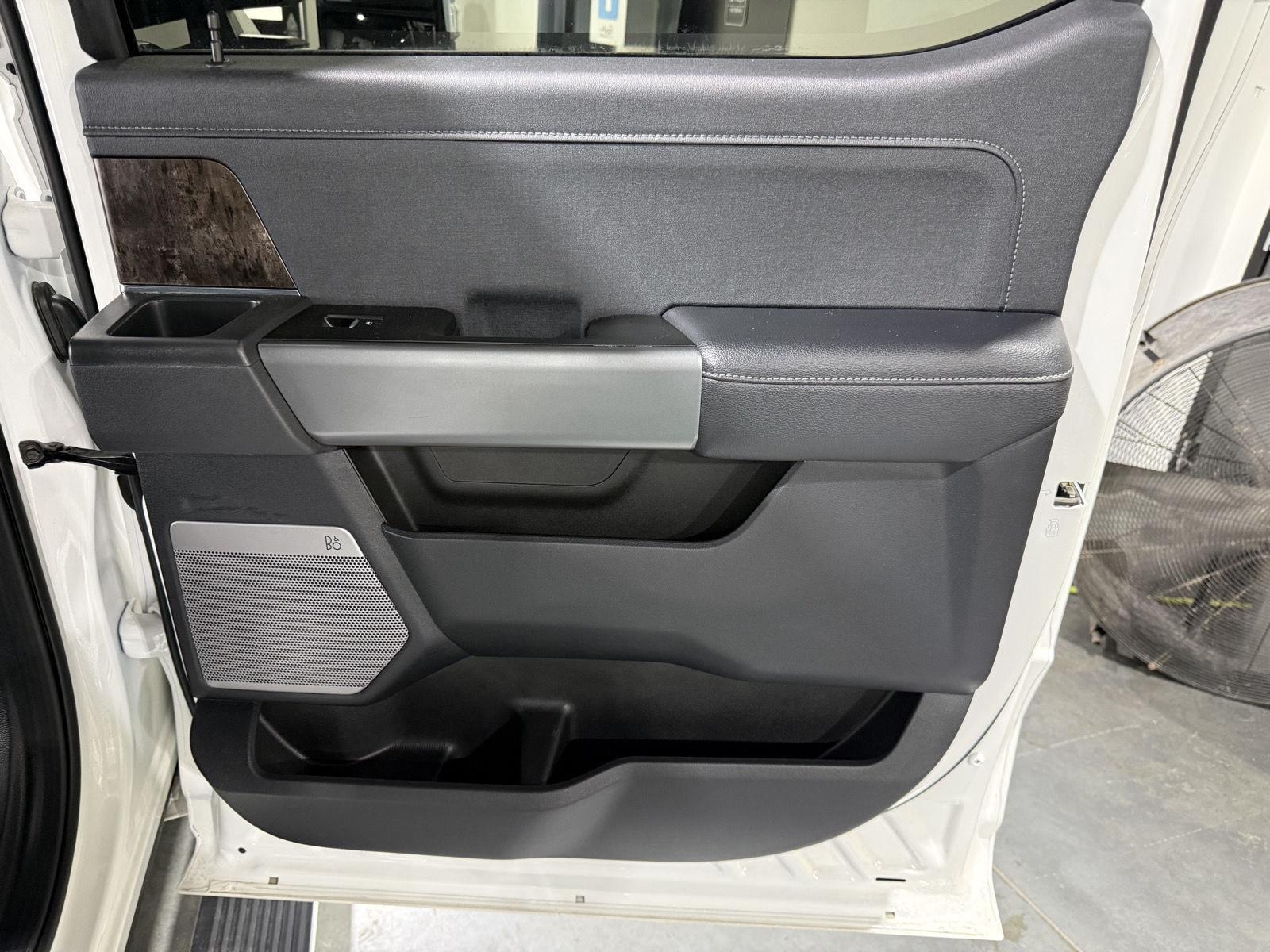 Vehicle photo 25