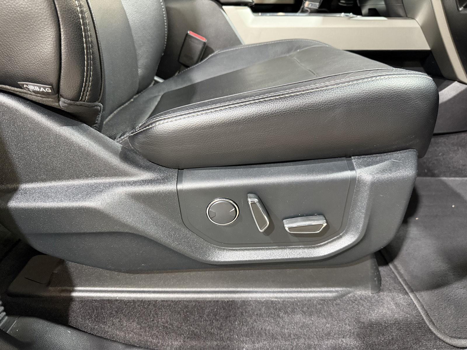 Vehicle photo 26