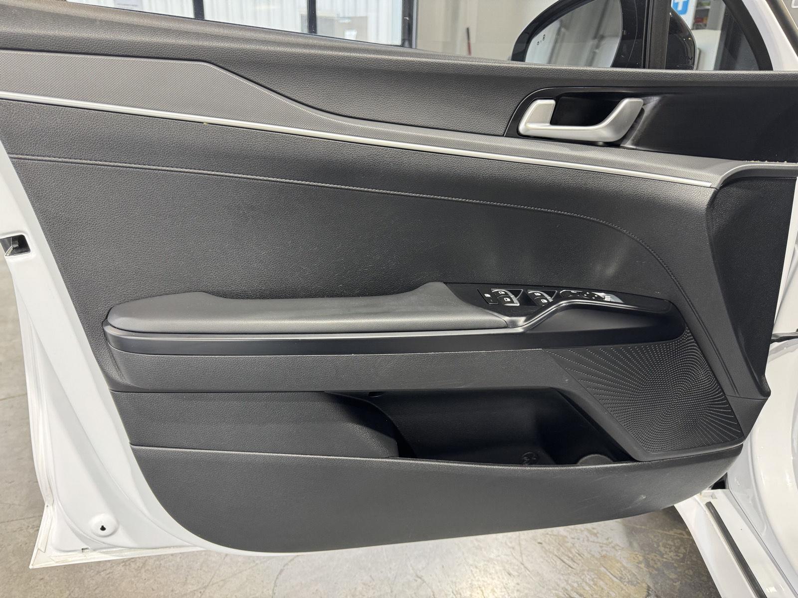 Vehicle photo 17