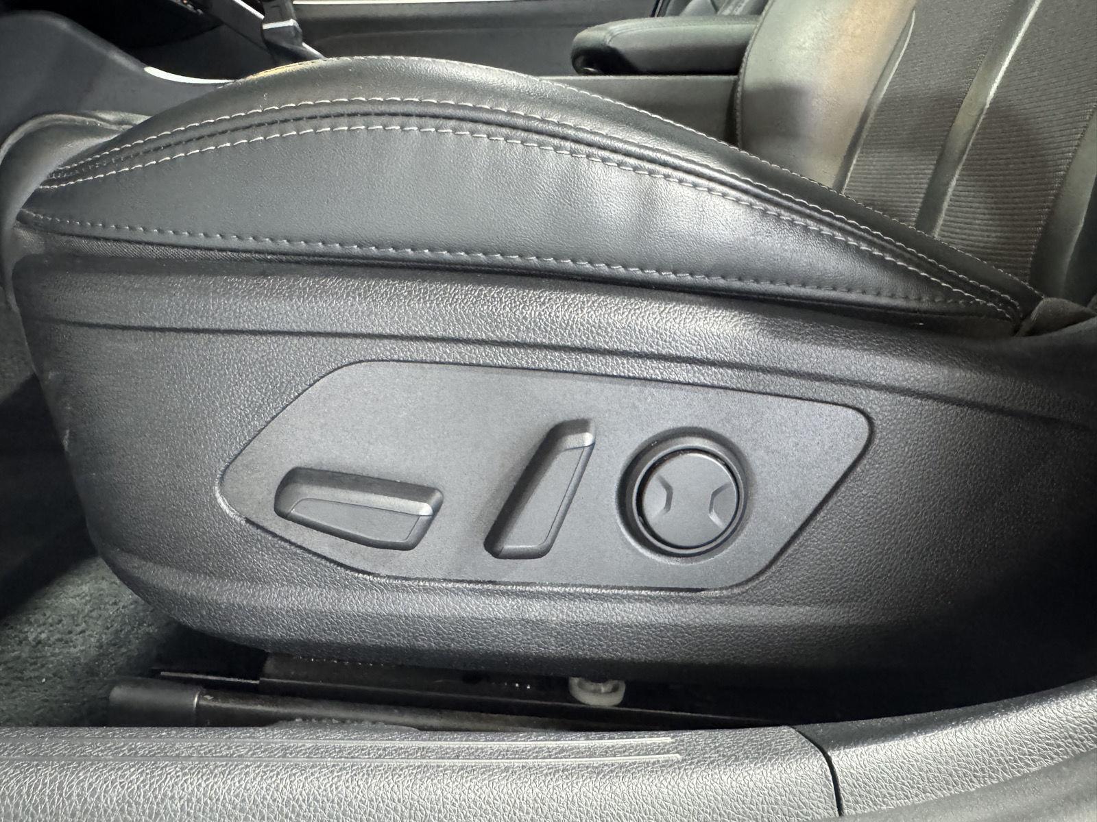 Vehicle photo 19