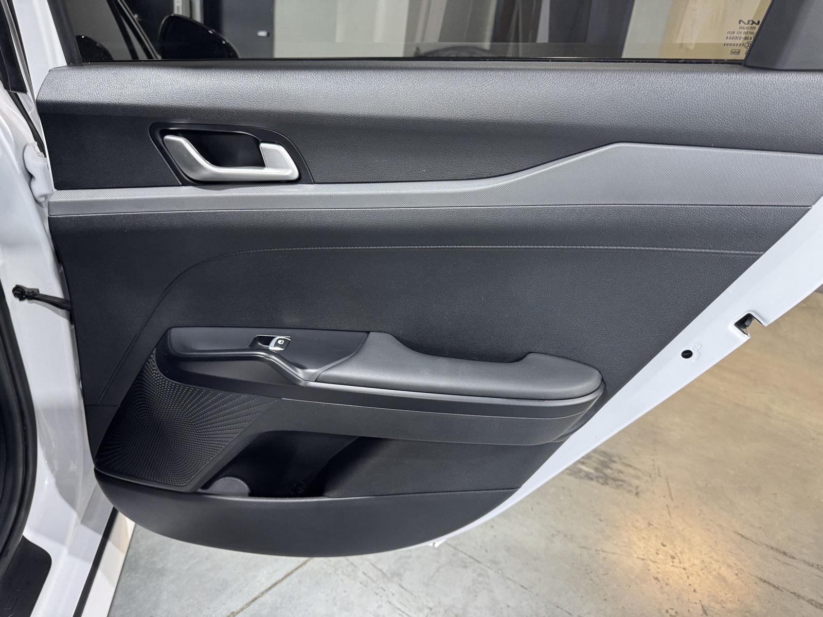 Vehicle photo 24