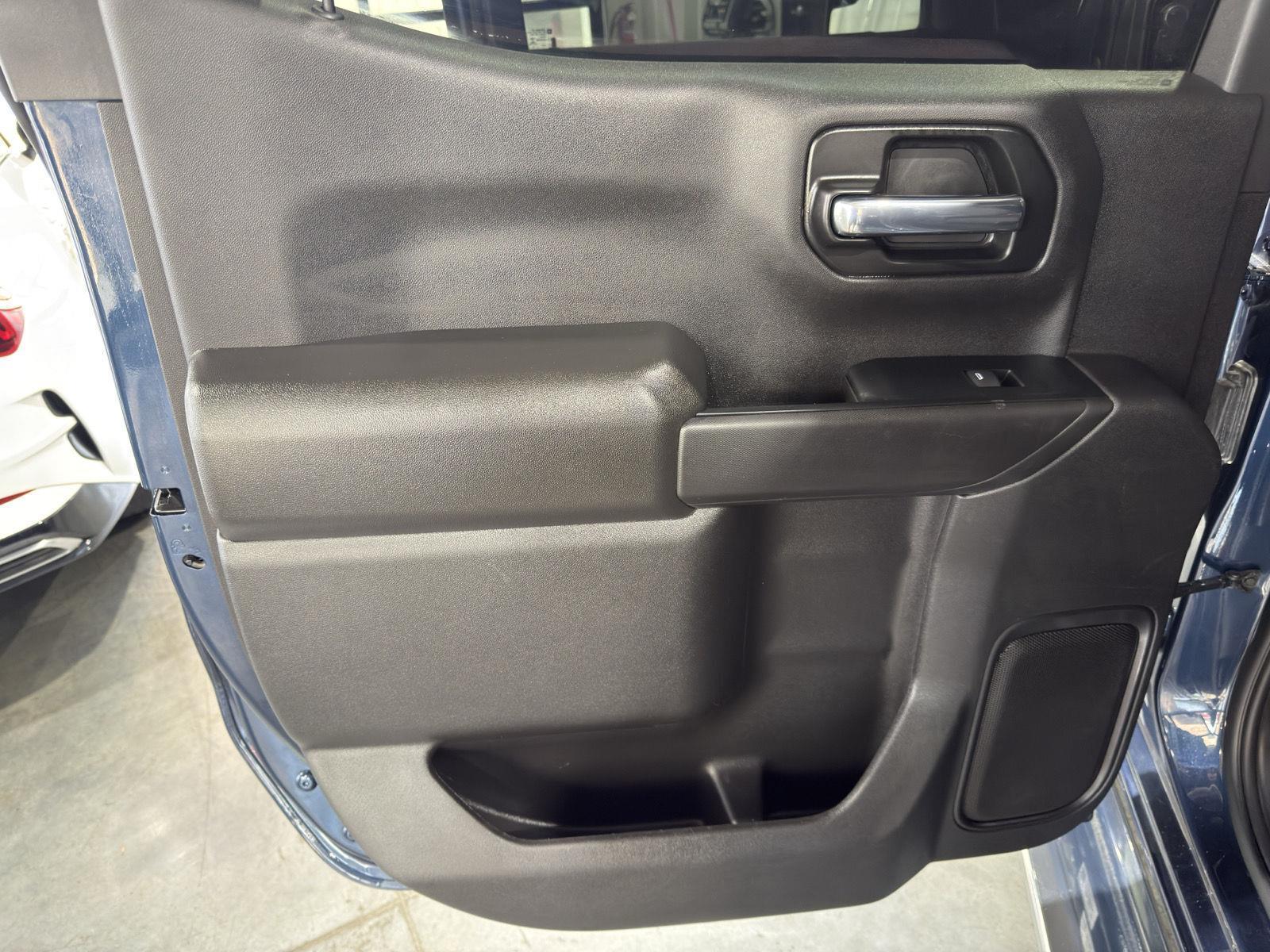Vehicle photo 23