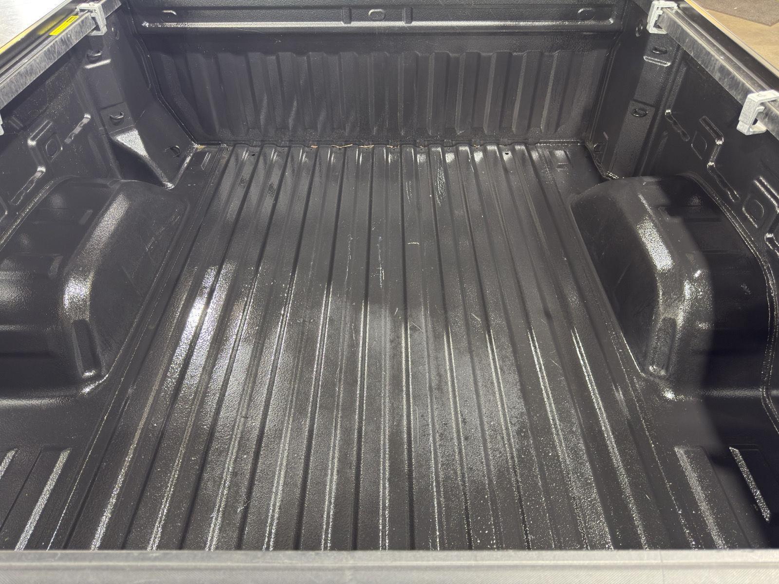 Vehicle photo 33