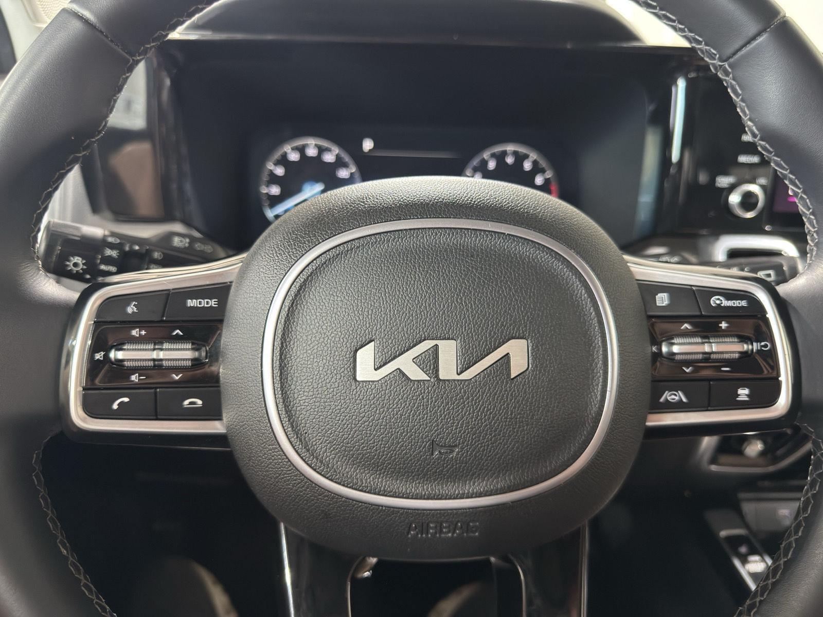 Vehicle photo 12