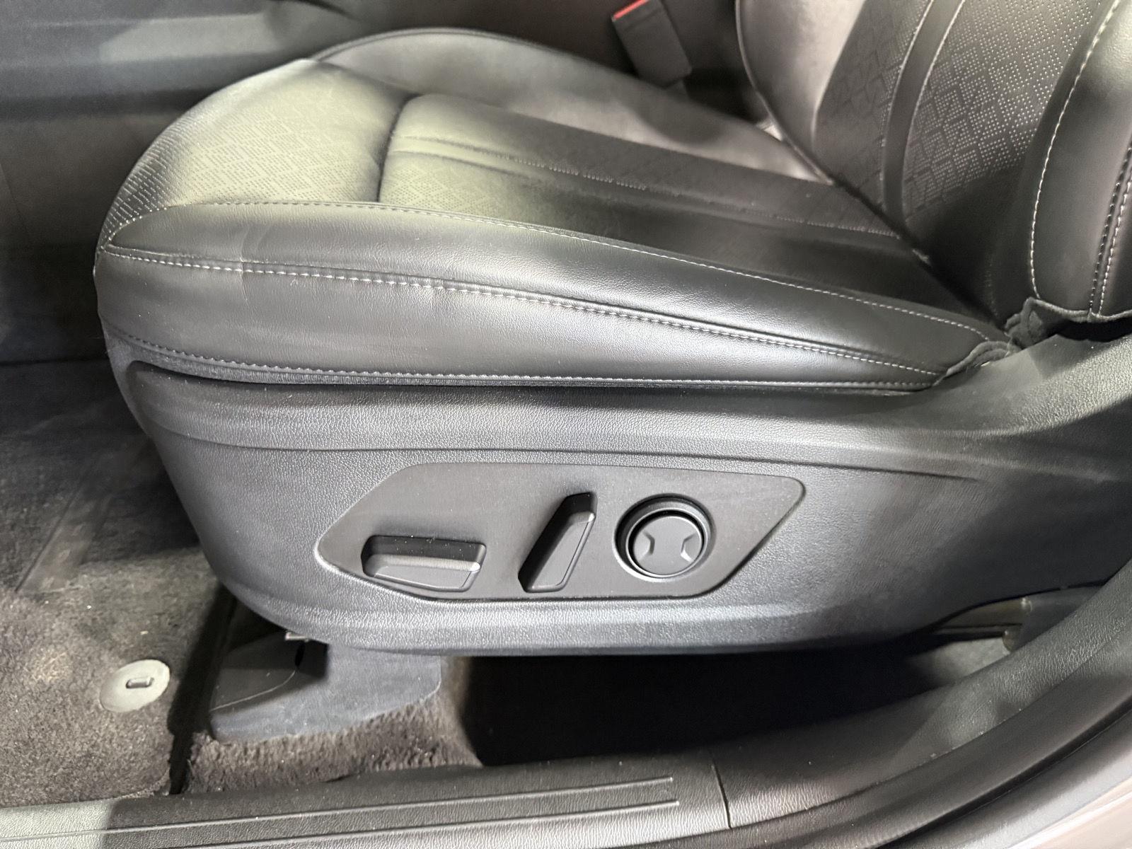 Vehicle photo 19