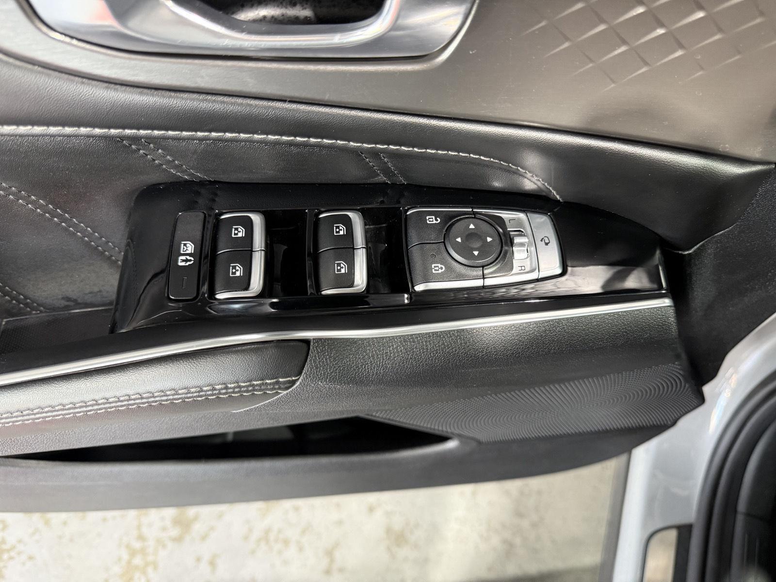 Vehicle photo 21