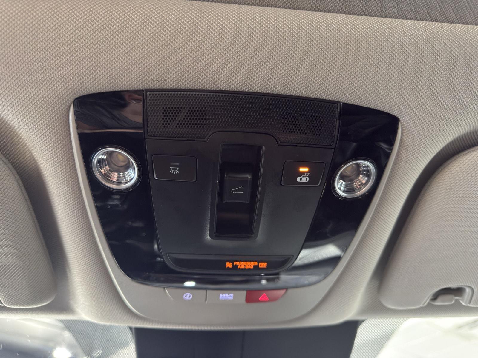 Vehicle photo 28