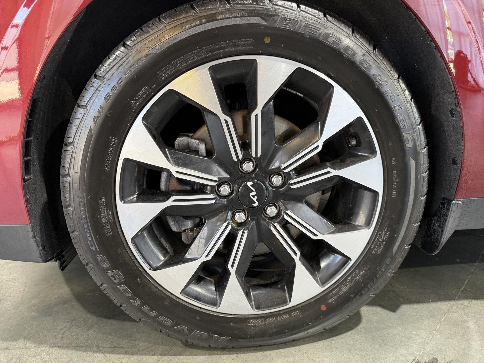 Vehicle photo 9