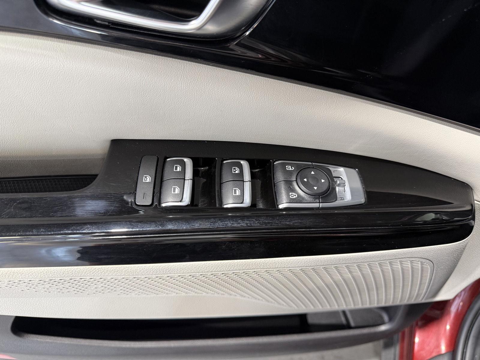 Vehicle photo 20