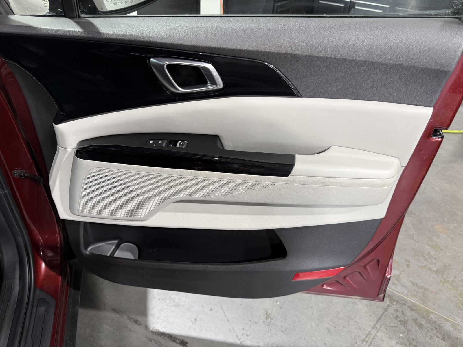 Vehicle photo 23