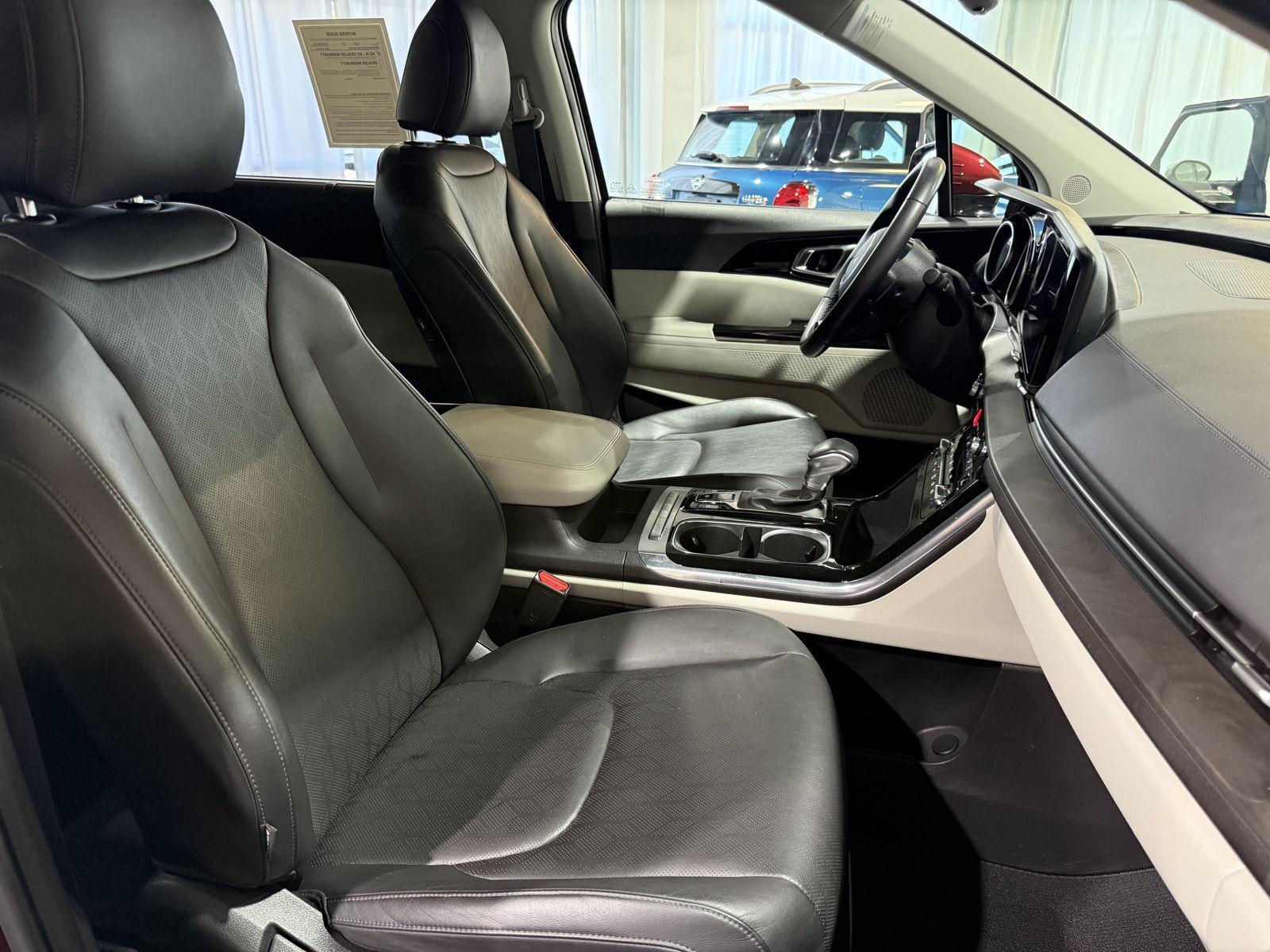Vehicle photo 24