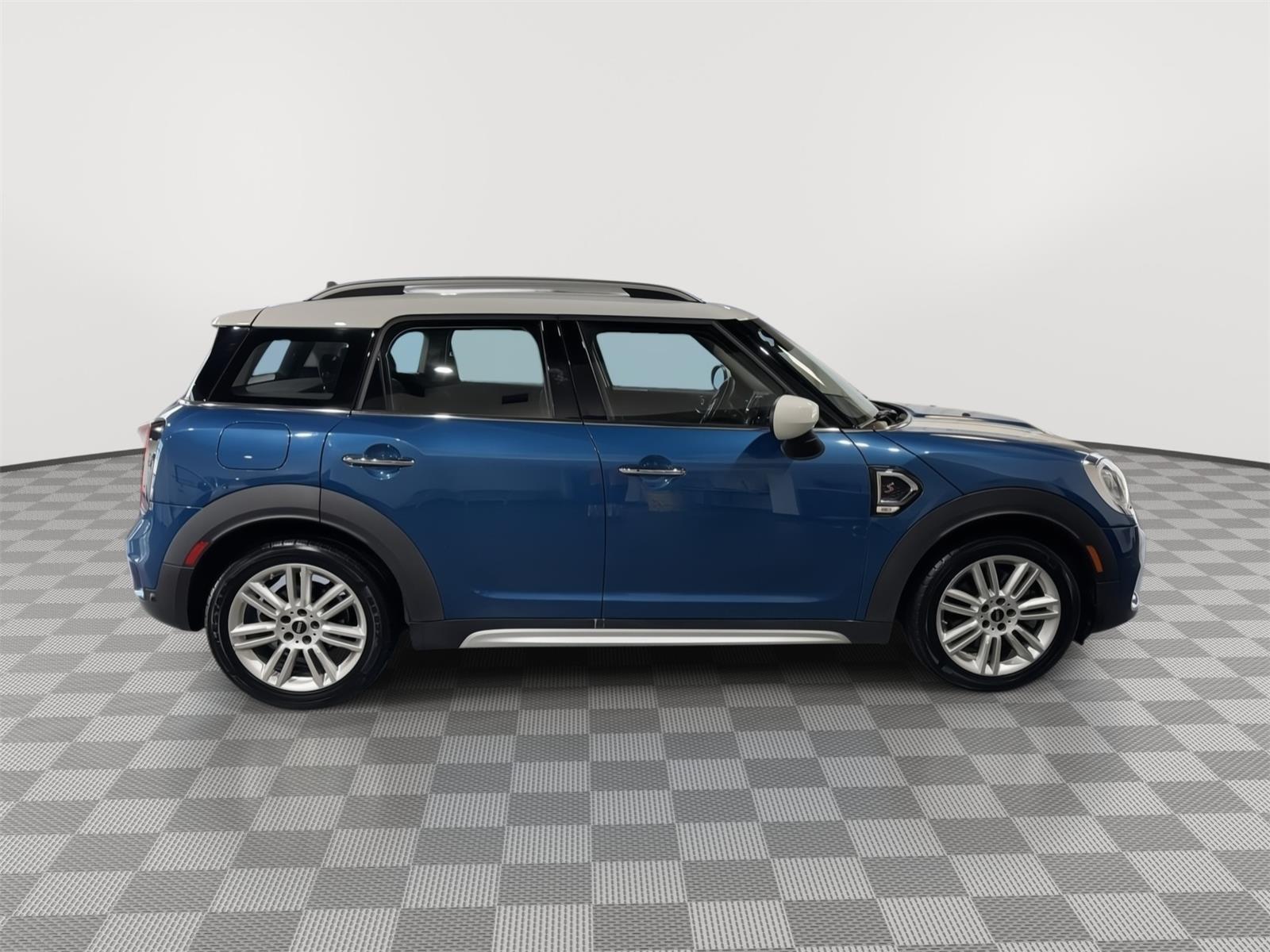 Vehicle photo 6