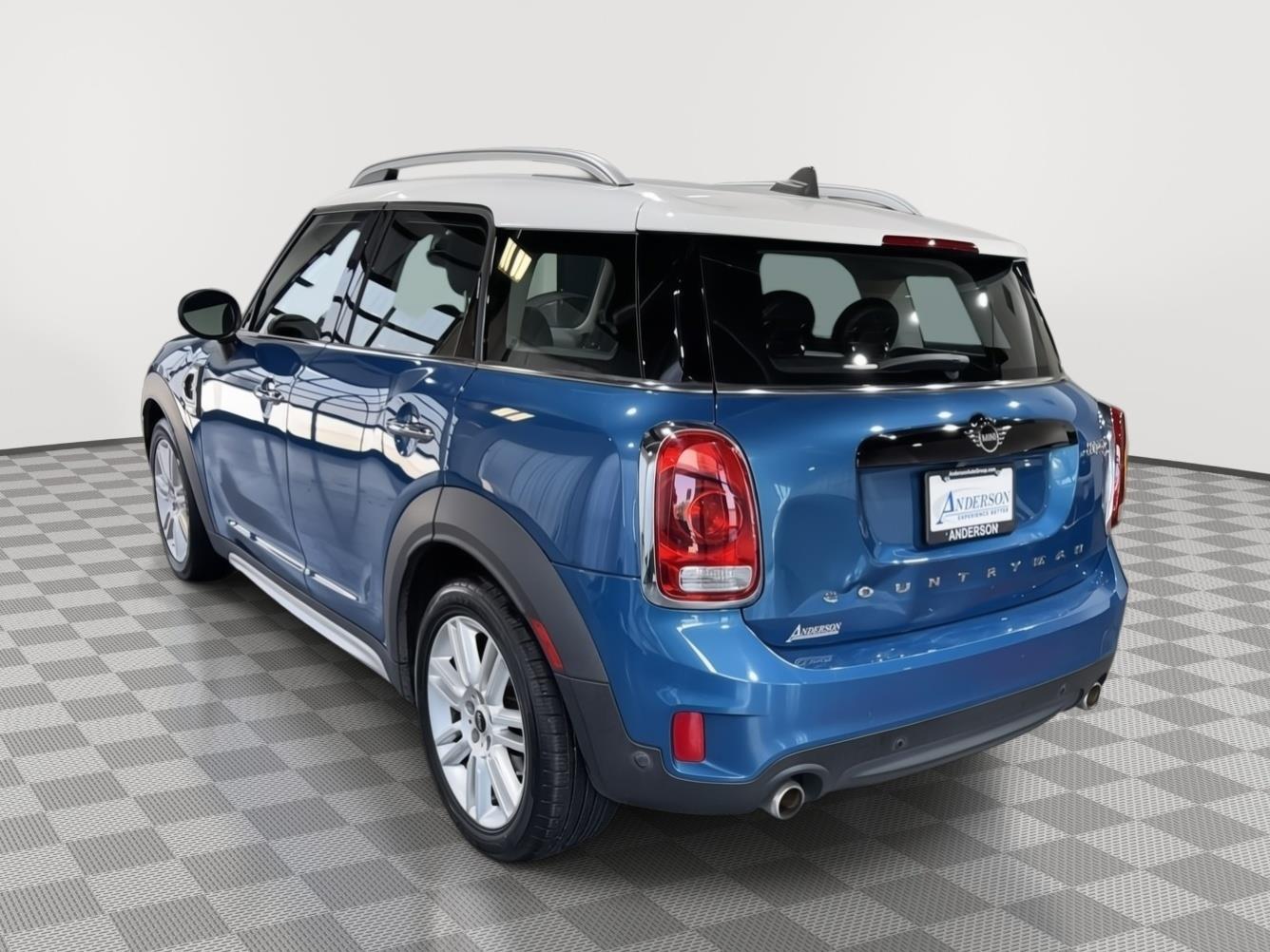 Vehicle photo 9
