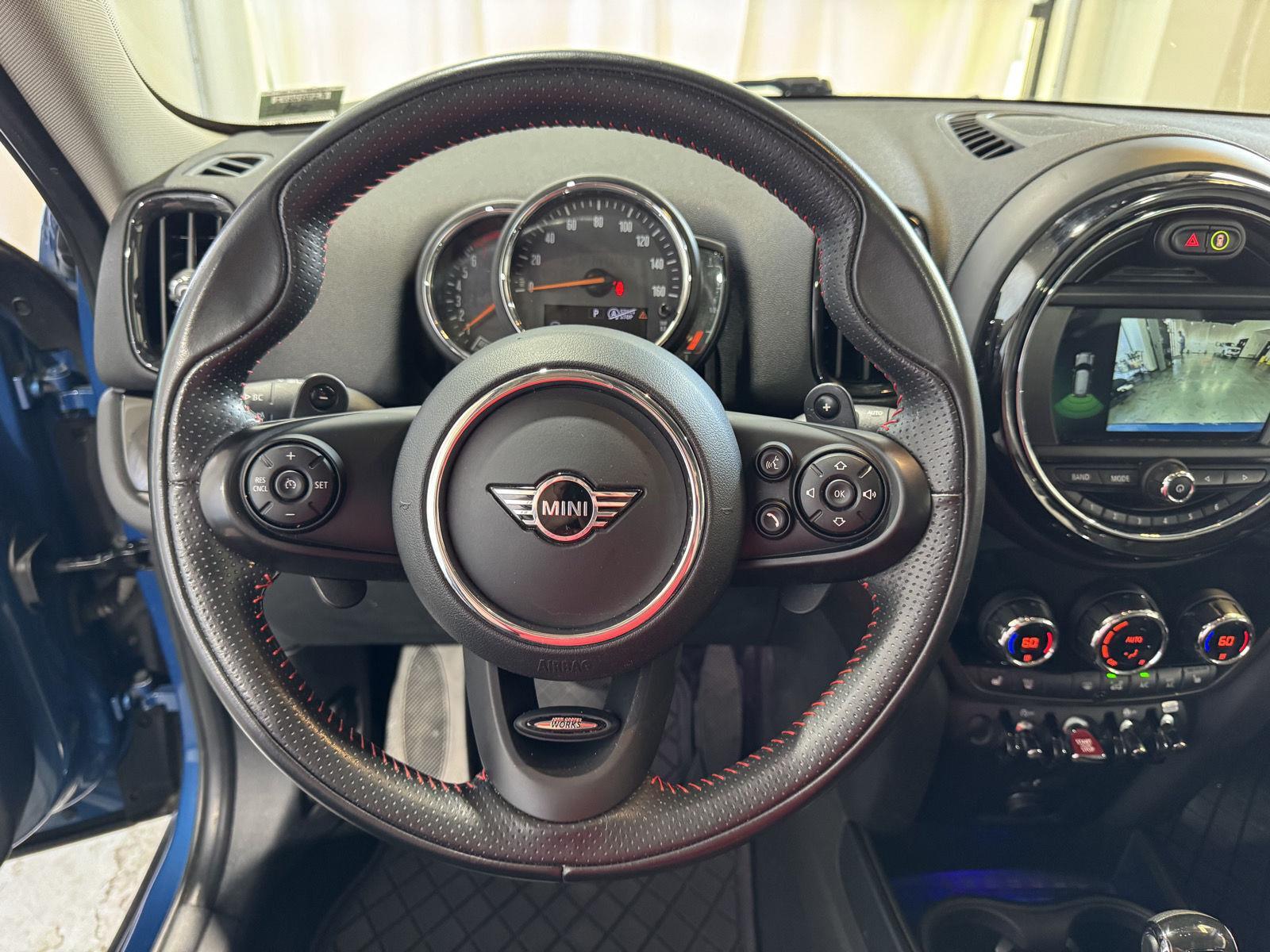 Vehicle photo 12