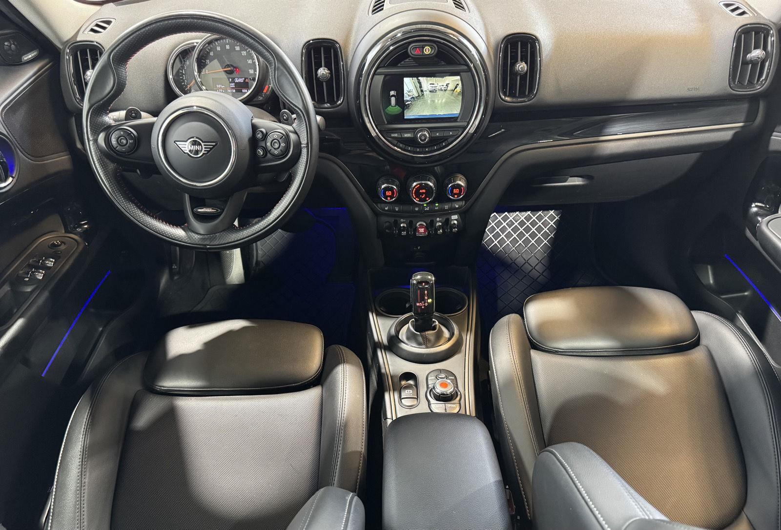 Vehicle photo 19